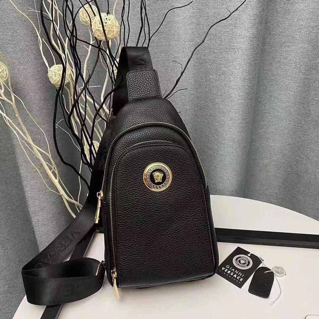 原单货 型号：529-4 黑色 范思哲 顶级原单，范思哲 胸包爆款 Versace 同步，原单进囗头层牛皮，高端人头！ 意大利原单牛皮，欢迎对比高雅的造型，秉承