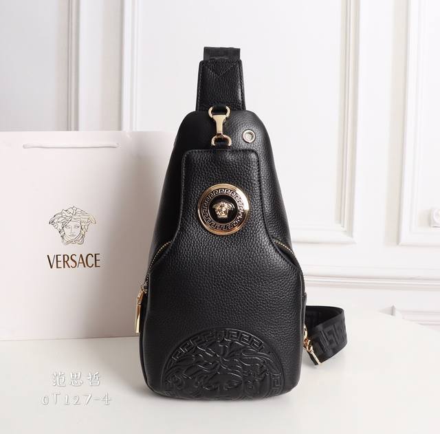 批 。 此款柔软的牛皮胸包饰有一处压花大圈美杜莎、图案和一枚同色美杜莎版饰。配有顶部大五金Logo，顶部有耳机穿孔。可调节肩带.材质：织物 牛皮 意大利制造。规