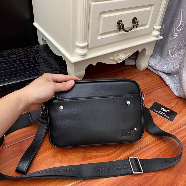 最新款来袭Montblanc International 万宝龙 斜挎两用包，进口顶级头层原版，手感舒适 皮质超柔 简单大气的Logo 高端休闲版型 品质气质同