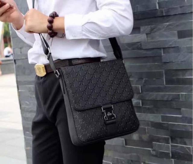 批 古奇Guccl 原单 型号 33065-2高端翻盖邮差包 尺寸 25X27X6Cm 颜色 黑色 高端品质 材质 进口磨砂皮压G潮男必备斜挎包！！特订五金。