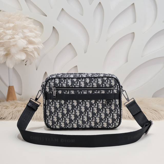 Dior-迪奥专柜最新款信使包 斜挎包 单肩包官网同步 大号款 原单品质 采用米色和黑色Oblique 印花面料精心制作 饰以黑色粒面牛皮革细节 拉链隔层和正面