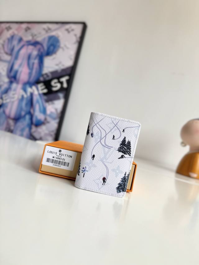 海外原单M14882白色独家实拍！本款口袋钱夹取材 Colored Monogram 帆布，将写实风格的运动员图案和剪影化作袖珍运动场景印花，与经典 Monog