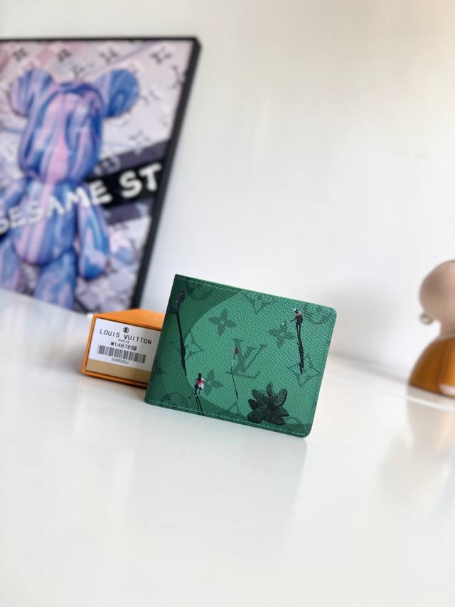 海外原单M14878绿色独家实拍！本款 Slender 钱夹出自父亲节系列，以 Colored Monogram 帆布呈现浅淡 Monogram 图案，再借袖珍