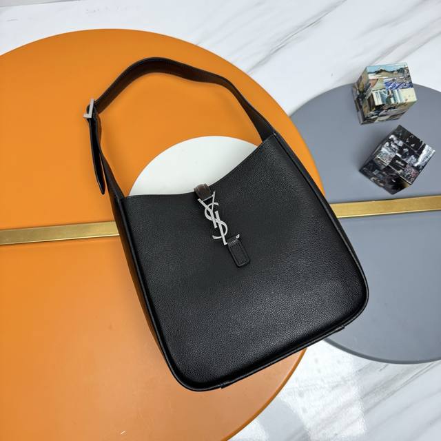 爆款Le 5A7腋下包 今年大火的中古款腋下包 一直很受欢迎 全皮细腻光滑 包型设计又很简单又高级 容量足够用 轻便能装 又不过时真是太完美La～ 复古Feel