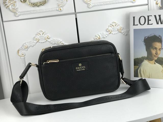 新款 Gucci，古奇专柜同步 男士斜挎包原版品质 商务款式，手感绝对牛！进口台湾面料配头层牛皮 内里采用原版专用里布！清晰Logo！ 高端走起，男神必备 质量