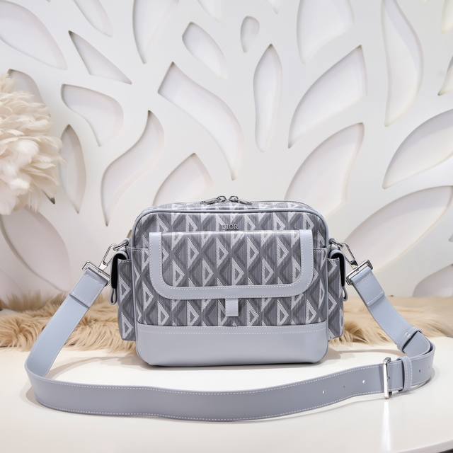 Dior-迪奥专柜最新款信使包 斜跨包官网同步 原单品质 这款Dior Hit The Road 信使包是本季的全新款式 将现代风格与Dior的高订精神融为一体