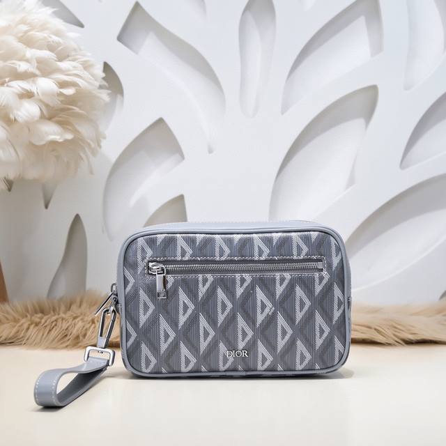 Dior-迪奥专柜最新款男士手拿包官网同步 原单品质 这款Dior Lingot 手包是本季新品 别具一格 结构分明 采用迪奥灰Cd Diamond 图案帆布精