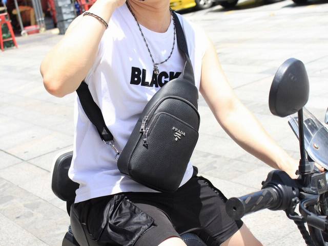 断货王 P家中古款 胸包 本款采用 原厂荔枝纹头层牛皮 ，释放英朗气度。帆布肩带及内衬为品牌经典注入可持续理念，拉链前袋和顶部小号拉链袋再添实用细节。 涂层帆布