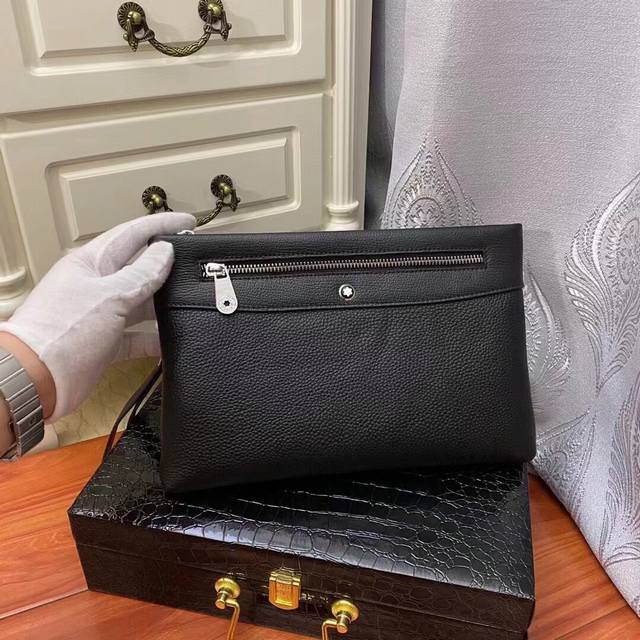 原单 型号33222-1 官网万宝龙专柜流行款，高端大气，时尚有品味，最新顶级专用头层牛皮，手感好厚度足，有内格插卡专柜标准布，超级实用，专柜五金配件，绝对上品