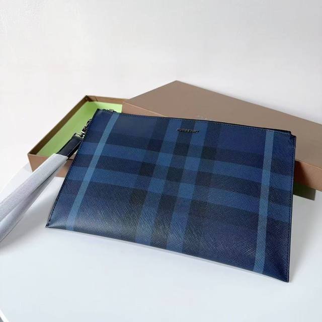 巴宝莉 Burlondon 格纹拉链收纳袋 采用进口粒面小牛皮，纤巧的版型可轻松置于公文包或旅行包内，并可轻松容纳平板电脑 ，实物拍摄，新灰格子 棕格，新蓝格