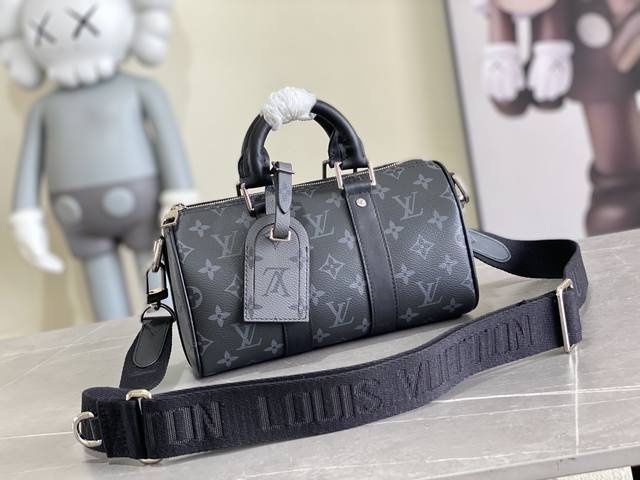 顶级原单M46271黑花 枕头包 本款 Keepall 25 手袋取材 Monogram Eclipse Reverse 帆布，展现路易威登经典图案的优雅重绎。