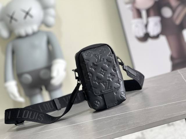 原单批 M81323压花 81321黑银 Flap Double 手机包日本街头服饰设计师 Nigo 为此款手机包注入前卫锋芒。经典 Monogram 丹宁布和