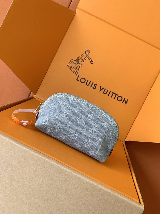 特级全钢 M13751 牛仔灰 本款化妆包以 Monogram Denim 棉布塑造紧凑构型，与牛皮革细节和莹泽拉链相得益彰，可轻松置于手袋或行李箱。圆润包身和