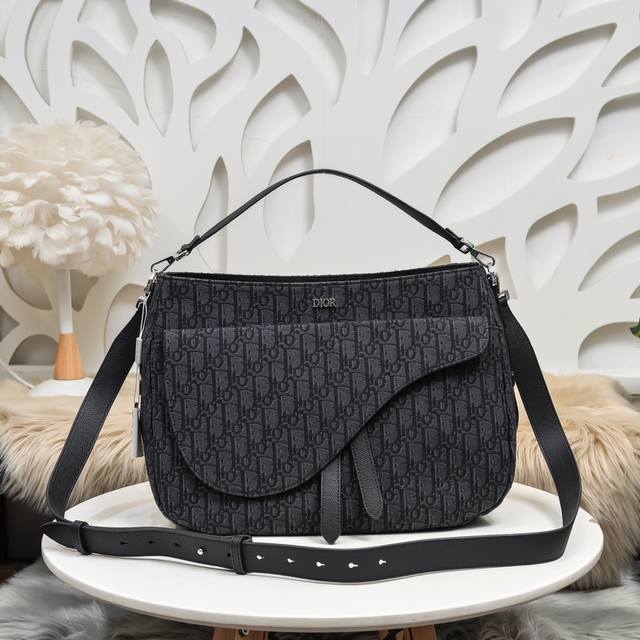 Dior-迪奥专柜最新款马鞍单肩包官网同步 原单品质 黑布配皮D 采用米色和黑色提花Oblique 印花面料与奢华的粒面牛皮精心制作 手感超赞 正面马鞍口袋与系