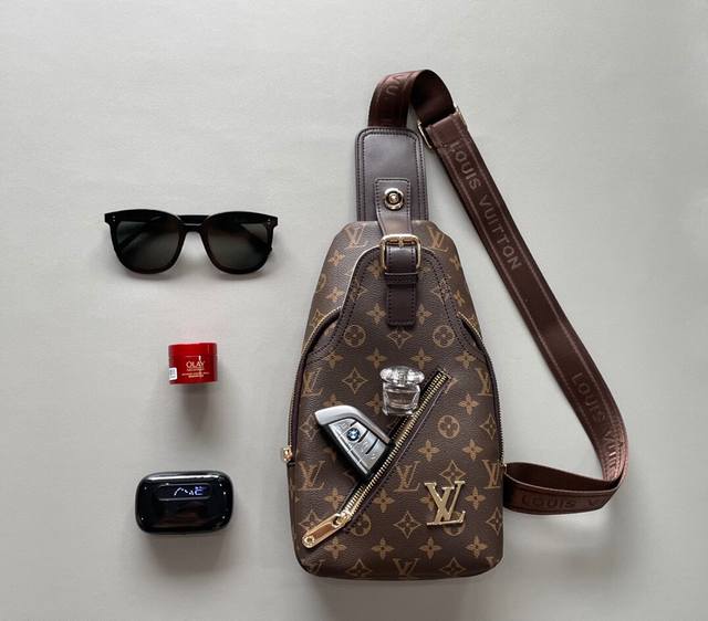 V家款 33103-1 断货王 新款V家胸包中古款,采用进口头层牛皮、手感非常柔软、高品质五金,特别有档次,设计简单,帅气、耐看、喜欢的赶紧下单吧!尺寸33 1 V家款 33103-1 断货王 新款V家胸包中古款,采用进口头层牛皮、手感非常柔软、高品质五金,特别有档次,设计简单,帅气、耐看、喜欢的赶紧下单吧!尺寸33 1