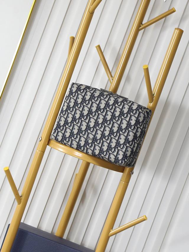 原单货 市场最高版本，欢迎对比 旅行手拿包 米色和黑色 Oblique 印花面料 编号: 2Esca527Yky_H27E 这款旅行手拿包实用又时尚。采用米色和