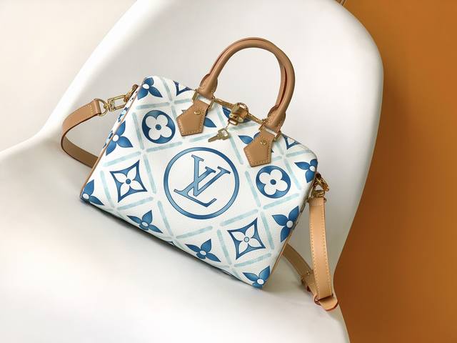 M11264本款 Speedy BandoulièRe 25 手袋向 1930 年代的 Speedy 旅行袋采撷灵感，以 Monogram Tiles 帆布勾勒