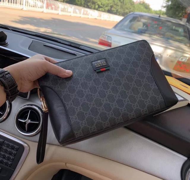 P顶级Gucci款最爆款男士休闲包意大利进口顶级牛皮无可挑剔的五金配件.名师设计，资深裁缝完美版型上手效果极佳设计理念独特，带有密码锁 成功男士首选实物拍摄颜色