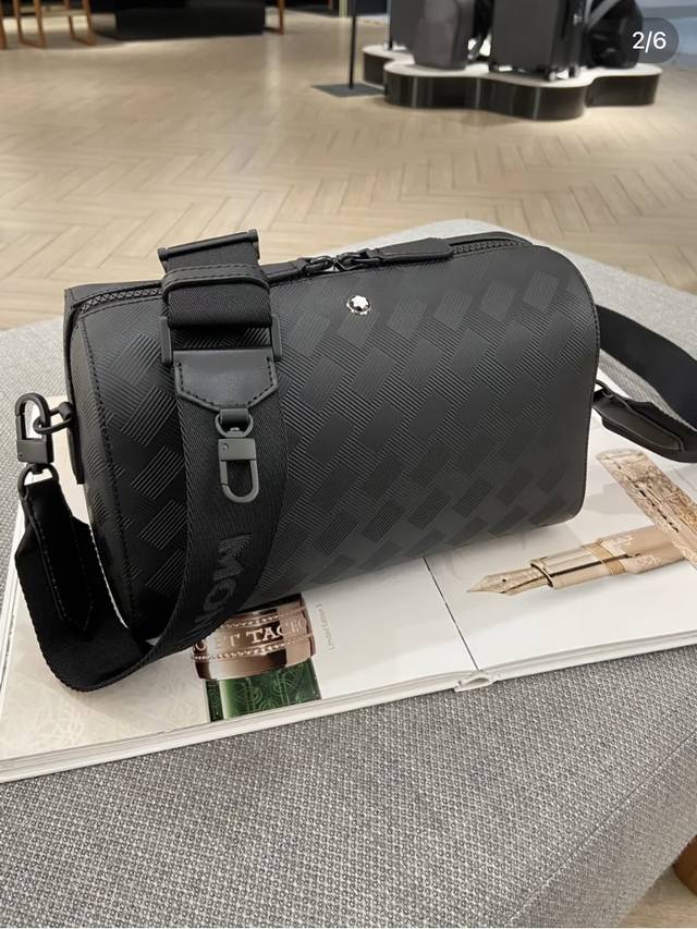 万宝龙系列邮筒包 经典黑，从品牌丰厚的书写文化中汲取灵感，点亮焕新色彩搭配，柔软材质打造多元造型，让包袋随行，风格自叙，万宝龙大型六角白星增添尊贵风范，尺寸：2