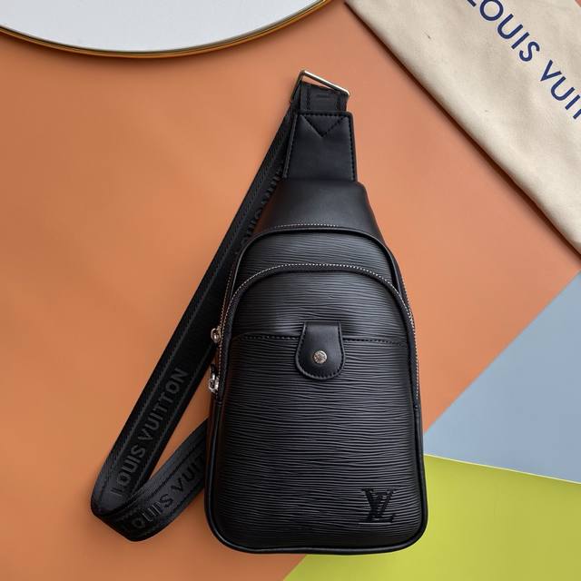 原单 搭配头层胎牛皮 路易威登-最新款男士胸包原单品质 官网同步 手感超赞 原装五金 独特的设计风格 完美至极 细节做工精致 大气中有内涵 高端上档次 高品质