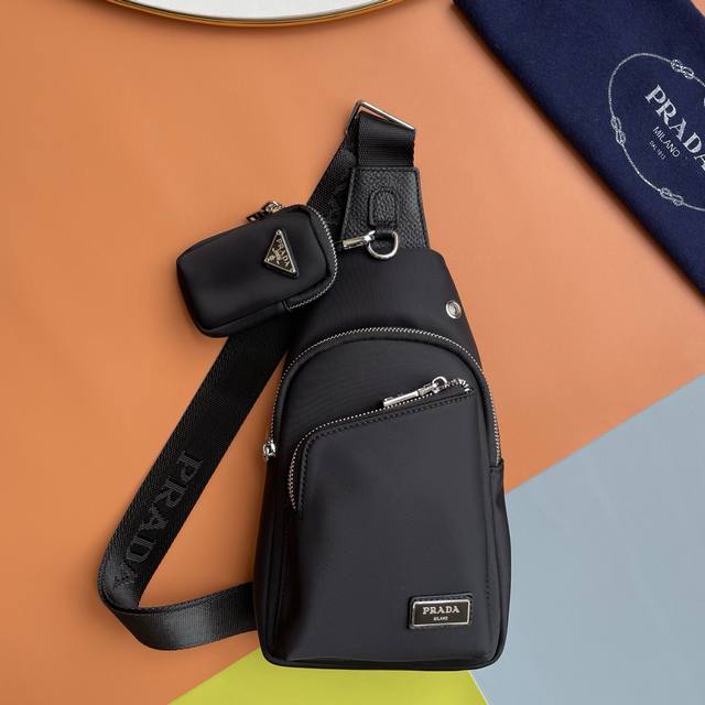 普拉达最新款式，男士胸包原单品质 采用进口尼龙布材质轻便，舒适，质感柔滑，手感细腻 高贵五金 低调奢华有内涵 时尚休闲帅气 方便实用，怎么看都是那么酷帅美，走在