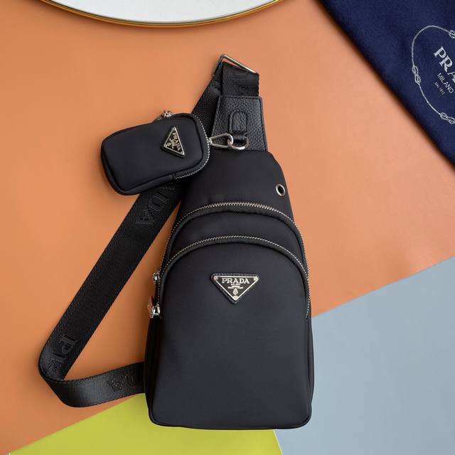 普拉达最新款式，男士胸包原单品质 采用进口尼龙布材质轻便，舒适，质感柔滑，手感细腻 高贵五金 低调奢华有内涵 时尚休闲帅气 方便实用，怎么看都是那么酷帅美，走在
