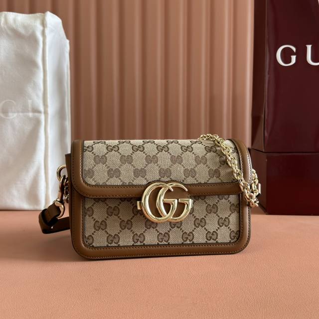 Gucci Go系列专为运动而生。这款肩背包以精致而轻盈的Gg Monogram蓝牛仔匠心打造，配以雅致的链带，为2025春夏系列再添亮眼力作。其包内格局也非常