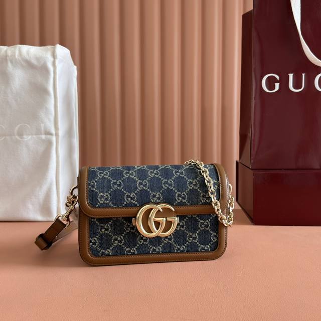 Gucci Go系列专为运动而生。这款肩背包以精致而轻盈的Gg Monogram蓝牛仔匠心打造，配以雅致的链带，为2025春夏系列再添亮眼力作。其包内格局也非常