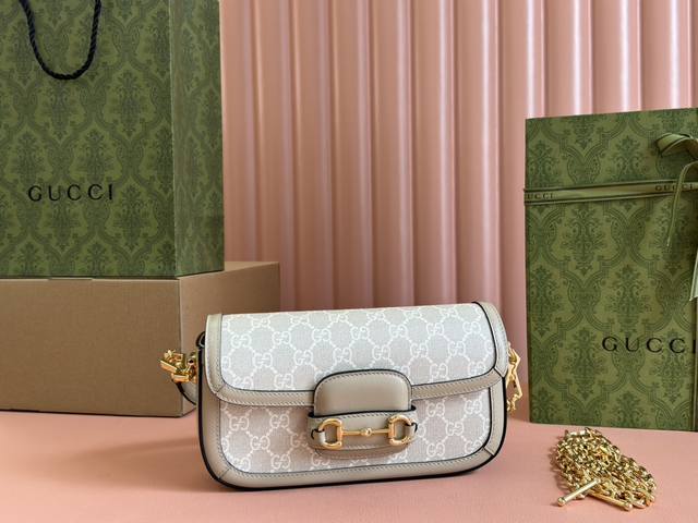 原厂皮配 Cdfmall三亚免税店手提袋 Gucci Horsebit 1955系列肩背包，Gucci Horsebit 1955系列从典藏设计中撷取灵感，匠心