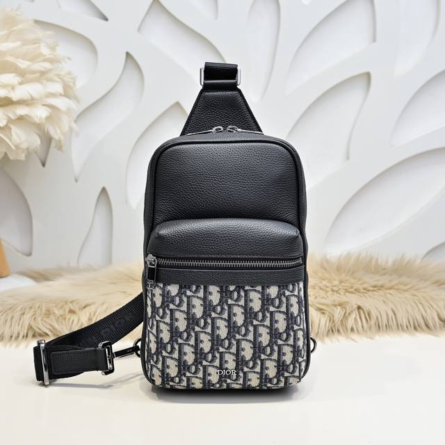 Dior-迪奥专柜最新款胸包官网同步 这款Rider 胸包是本季新品 采用米色和黑色Oblique印花面料精心制作 饰以黑色粒面牛皮革细节 突显一个正面拉链口袋 Dior-迪奥专柜最新款胸包官网同步 这款Rider 胸包是本季新品 采用米色和黑色Oblique印花面料精心制作 饰以黑色粒面牛皮革细节 突显一个正面拉链口袋