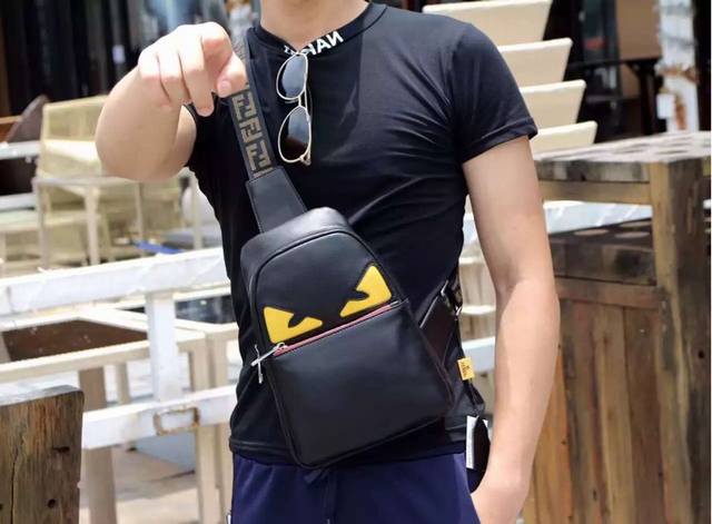 断货王 品牌名称 ：新款Fendi芬迪 胸包 产品规格 ：W19Xh26Xd6.5Cm 产品材质 ：原版头层牛皮 黑色 ：进口专用肩带F 产品型号 ：014-1