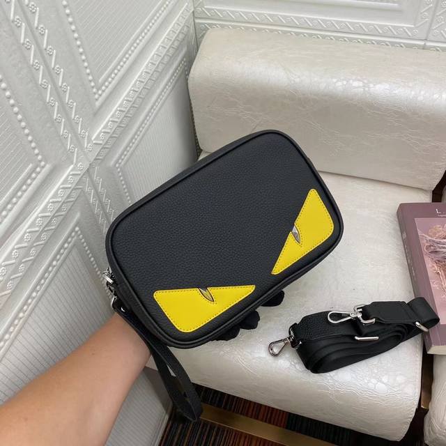 尺寸:24-16-7颜色:黑色 Fendi-芬迪最新款小斜挎包原单品质 型号 36-2、采用进口小牛皮 皮质柔软 手感超赞 配有Logo手挽带 两用可当手包 上