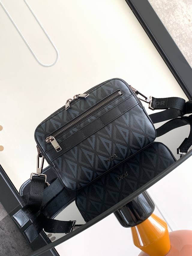 这款 Safari 信使包实用小巧，便于日常携带。采用迪奥蓝 Cd Diamond 图案帆布精心制作，从 Dior 档案汲取灵感，饰以同色调光滑牛皮革细节。拉链