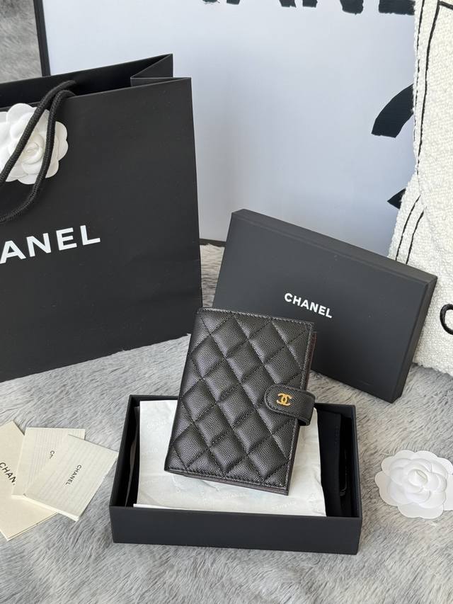 2700 新品 上线 护照钱包 二合一 可装现金、信用卡和护照的护照夹。 Chanel 多功能护照夹、原单品质 进口鱼子酱 牛皮 制作 颜色如图所示明 独家实拍