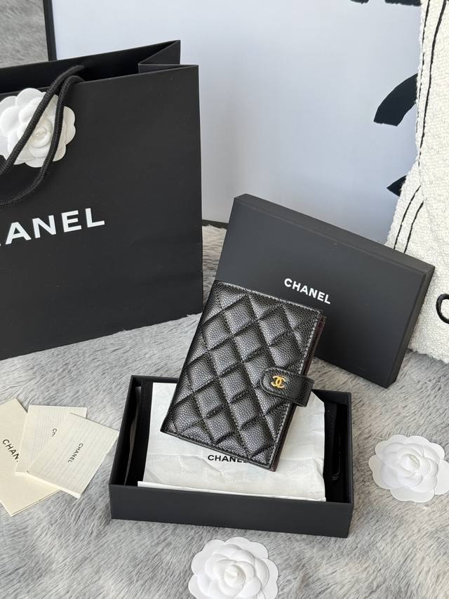 2700 新品 上线 护照钱包 二合一 可装现金、信用卡和护照的护照夹。 Chanel 多功能护照夹、原单品质 进口牛皮 制作 颜色如图所示明 独家实拍 这款设