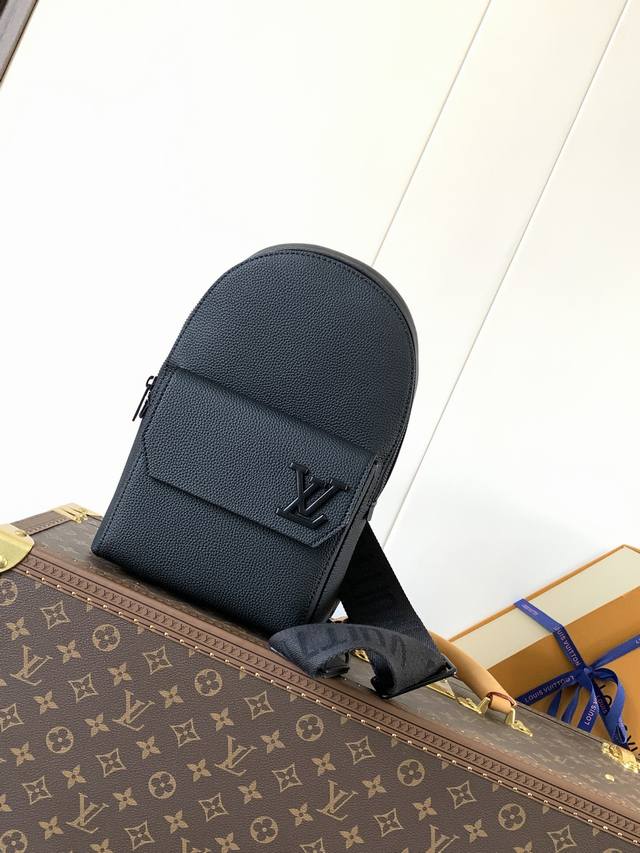 M11601蓝色 M23736黑色 顶级原单 变码芯片163C 本款 Pilot 单肩包援引 Takeoff 双肩包的经典设计，以圆润线条、正面翻盖和 Lv A