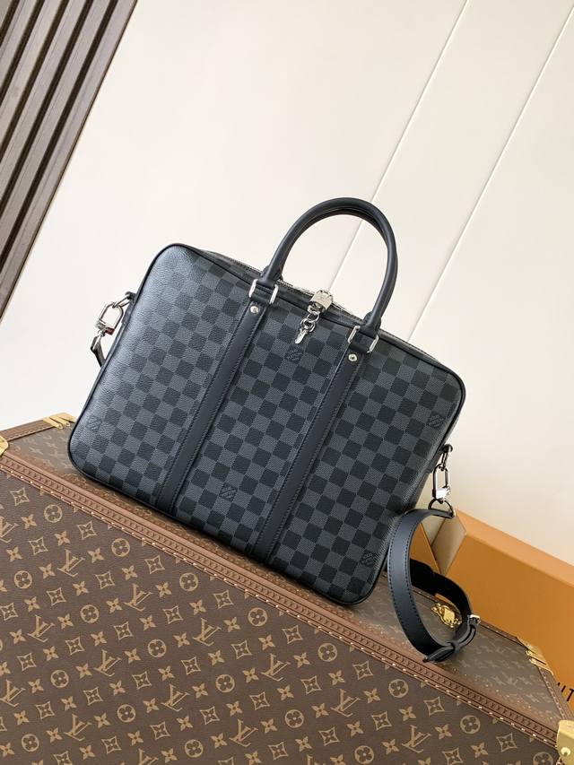 N41478黑格 顶级原单 变码芯片163C 粗犷的Damier Graphite格纹帆布赋予此款Porte-Documents Voyage小号公文包别样的个