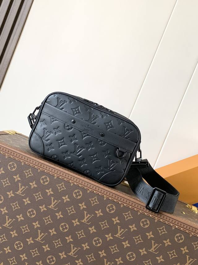 顶级原单 变码芯片163C M46955压花 进口牛皮 本款 Alpha 邮差包取材 Monogram Shadow 皮革含蓄压印 Monogram 图案，以摩