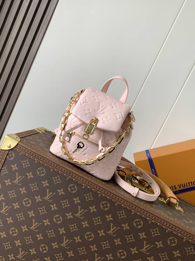 顶级原单，变码芯片 M13389粉色 M13387黑色 Coussin Backpack 迷你手袋以 Monogram 皮革塑造轻便构型，搭配可拆卸 Couss