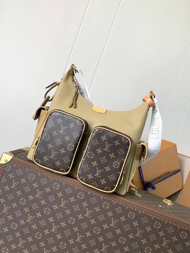 M12697 全皮卡其 顶级原单 变码芯片 老花包 花料 经典帆布搭配宽肩带，两侧磁扣双袋，老花双袋布面其可调节宽肩带，为前卫设计注入实用功能单肩斜挎包一直是L