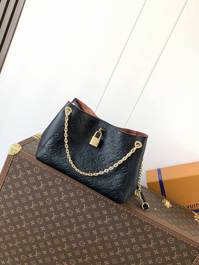 顶级原单，变码芯片 M14414黑色 M14659奶白 本款 Anytime 小号手袋回溯诞生于 1988 年的 Promenade 手袋，以摩登笔触打造昼夜皆