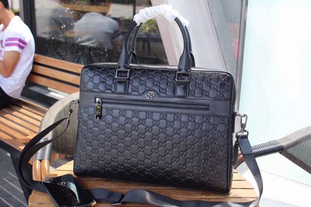 Guccl古奇 独家新款 型号 33113-5商务休闲包 尺寸 38X29X6Cm 颜色 黑色 高端品质 顶级做工 材质 古奇Guccl 专柜代购新款原厂进口头