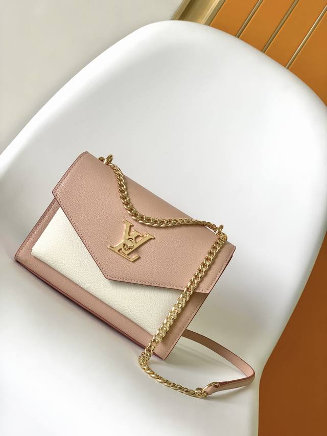 M51418黑色 M82121黑色配白 M56137灰色 M21217粉配白 M22190白配粉顶级原单 时髦的小巧尺寸与亮眼的“书包”造型，此款 Mylock