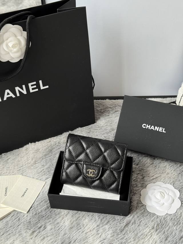 升级版Chanel。 经典Cf卡包款号A31504 顶级皮料五金，菱格纹路.原单品质！细节美到淋漓尽致 全套包装！尺寸8.5*12.5*2.5颜色如图所示