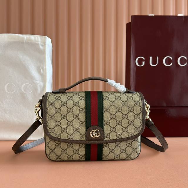 新品 Ophidia系列亮眼呈献新颖廓形与功能，以标志性米色和棕色配色匠心演绎，打造质地柔软的焕新包袋单品。 米色和深棕色Gg帆布 棕色皮革滚边 浅金色调配件