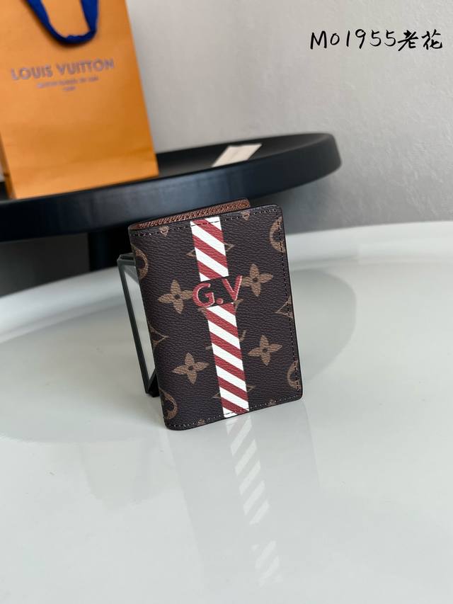 顶级原单 老花 本款口袋钱夹出自 Mon Monogram 系列，以 Monogram 帆布成就精巧之选。可随心添缀条纹、专属字母和路易威登贴饰等定制细节，自信