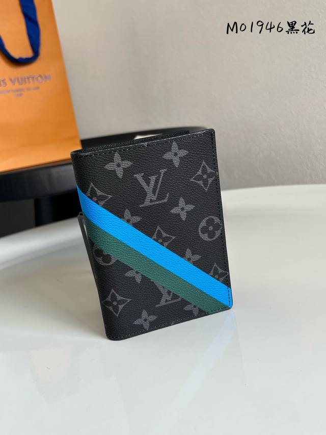 顶级原单 黑花 本款 Mon Monogram 系列护照套采用经典 Monogram 涂层帆布，可随心添缀缤纷专属字母、条纹和路易威登贴饰等定制元素，宣示现代旅