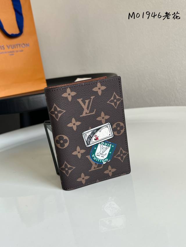 顶级原单 老花 本款 Mon Monogram 系列护照套采用经典 Monogram 涂层帆布，可随心添缀缤纷专属字母、条纹和路易威登贴饰等定制元素，宣示现代旅