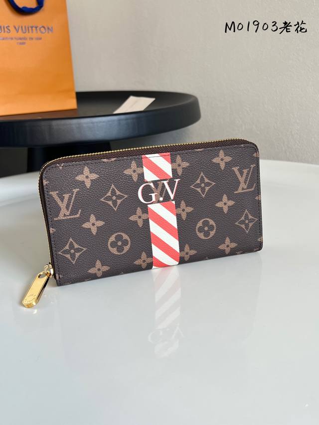 老花 本款 Zippy 钱夹出自 Mon Monogram 系列，以 Monogram 帆布塑造经典构型。可随心添缀缤纷条纹、专属字母和趣味贴饰，巧妙注入个性化