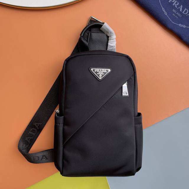 顶级老鼠高端狠货，最新火爆款普拉达胸包、大量出货啦,原单货纸上谈兵吹牛皮的咱不会，请让狠货说话。顶级进口降落伞布皮，超高清Logo标志、高端专柜五金、专用高档里